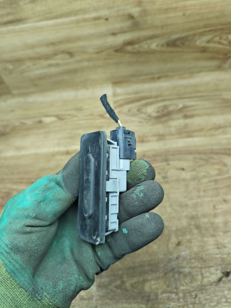 кнопка открытия багажника Lada Vesta 1 поколение 2017, 1.6 л., бензин, МКПП, седан, 906069264R - фото №1