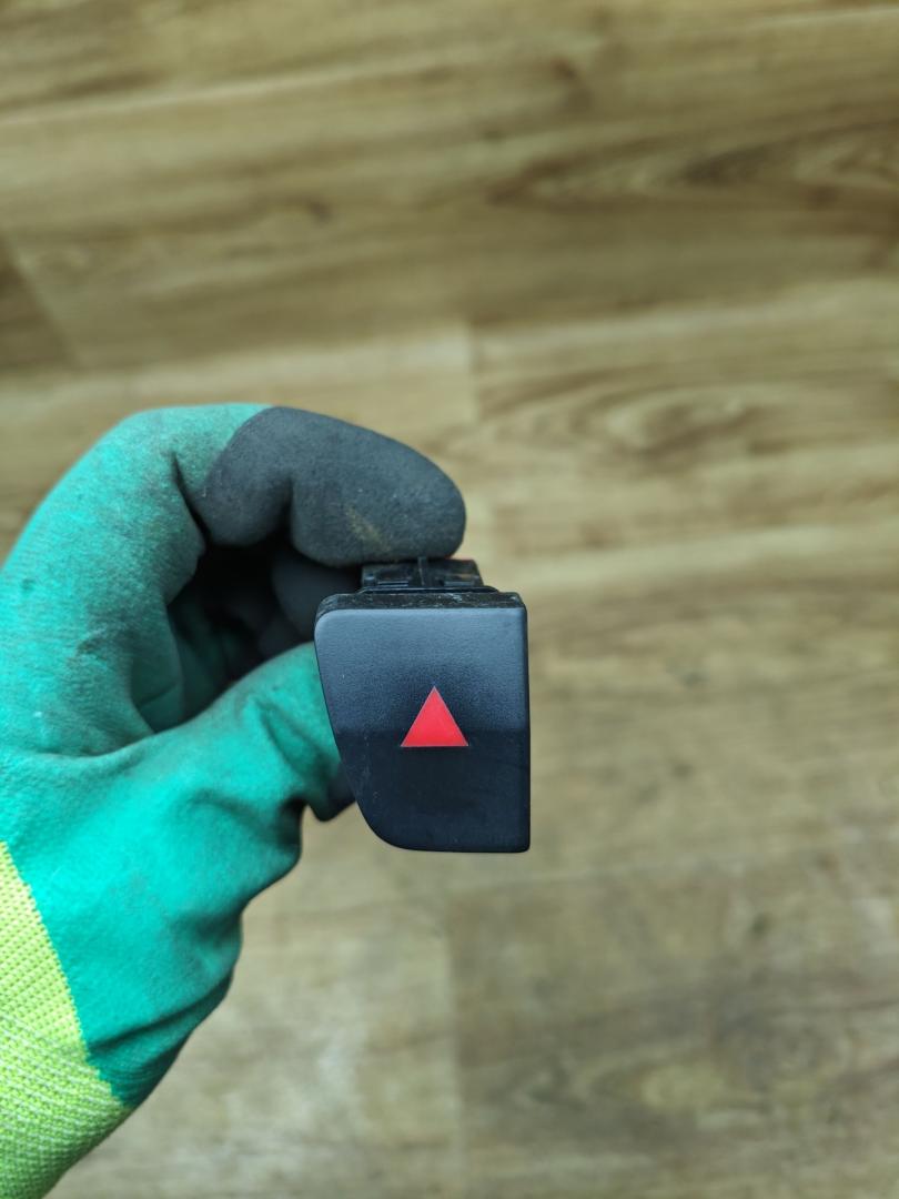 кнопка аварийной сигнализации Peugeot 5008 1 поколение 2011, 1.6 л., дизель, МКПП, минивэн - фото №1