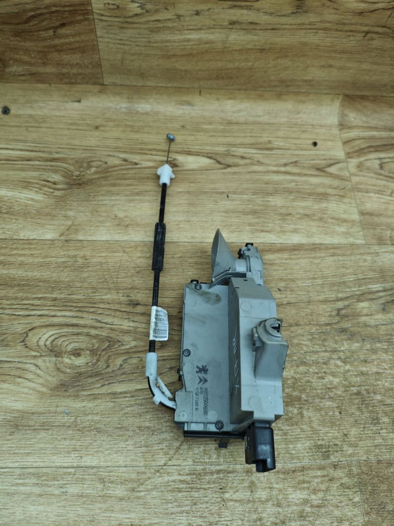 замок двери передней правой Peugeot 208 1 поколение 2012, 1.2 л., бензин, МКПП, хетчбэк 3 дв., 9812500680 - фото №1