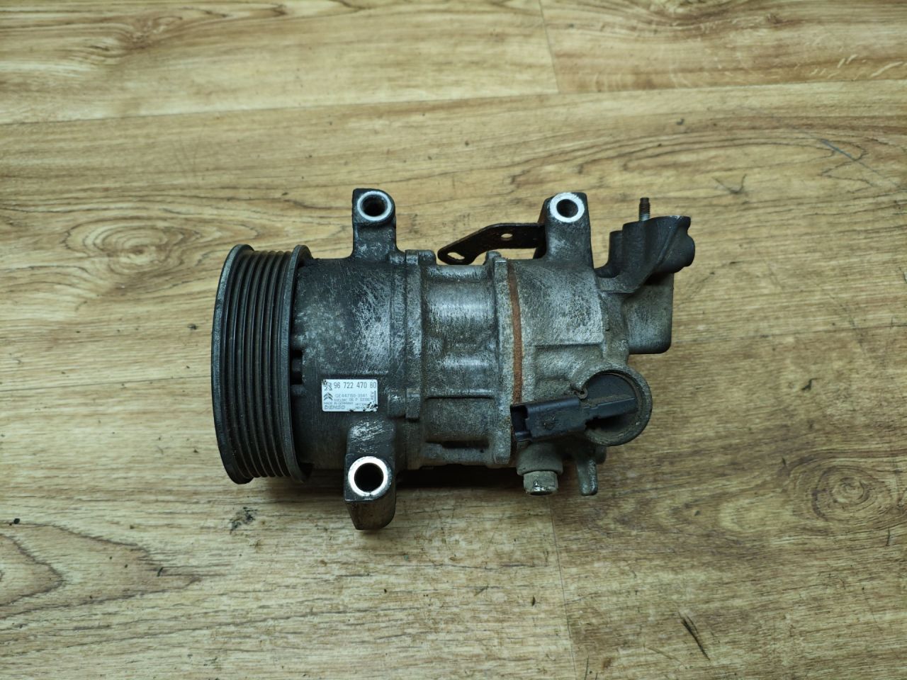 компрессор кондиционера Peugeot 208 1 поколение 2012, 1.2 л., бензин, МКПП, хетчбэк 3 дв., 9672247080 - фото №1