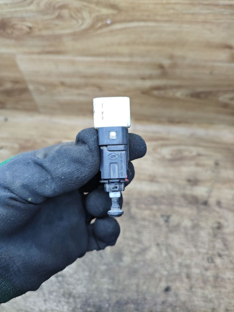 Датчик педали тормоза (лягушка) Renault Duster 1 поколение 2012, 2.0 л., F4R 403, бензин, АКПП, внедорожник 5 дв., передний привод, 8200276361 - фото №1