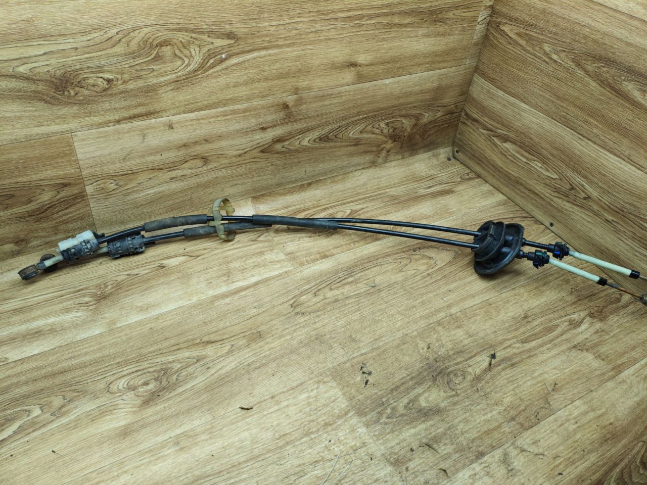 трос кулисы КПП Peugeot 208 1 поколение 2012, 1.2 л., бензин, МКПП, хетчбэк 3 дв. - фото №1