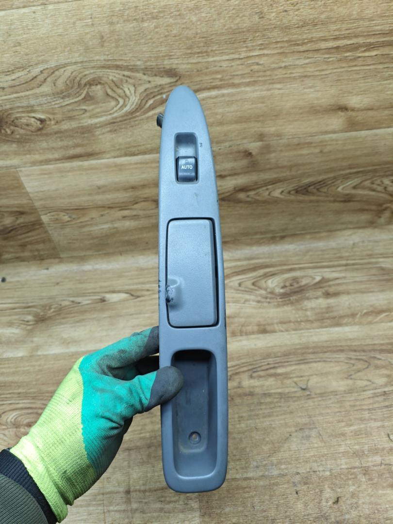 кнопка стеклоподъемника двери задней Toyota Avensis Verso 1 поколение 2003, 2.0 л., дизель, МКПП, минивэн, 84030-44020 - фото №1