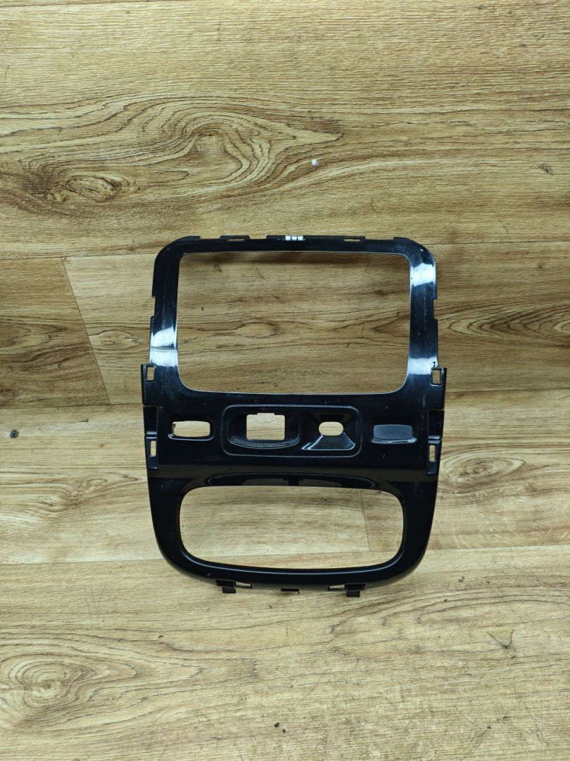 рамка под магнитолу Renault Duster 1 поколение 2012, 2.0 л., F4R 403, бензин, АКПП, внедорожник 5 дв., передний привод - фото №1