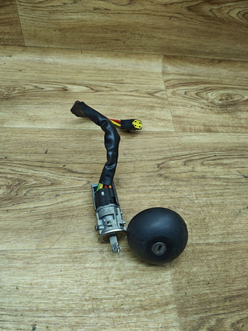 замок зажигания Renault Duster 1 поколение 2012, 2.0 л., F4R 403, бензин, АКПП, внедорожник 5 дв., передний привод - фото №1