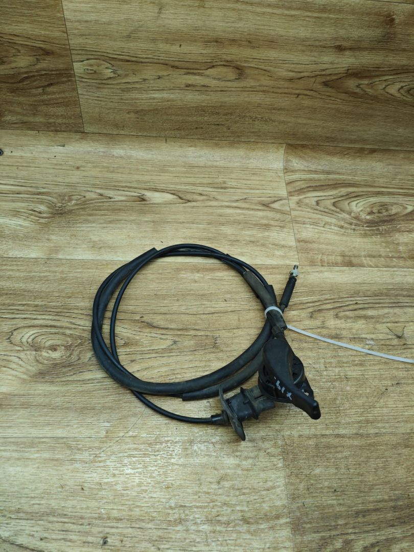 трос капота Renault Duster 1 поколение 2012, 2.0 л., F4R 403, бензин, АКПП, внедорожник 5 дв., передний привод - фото №1