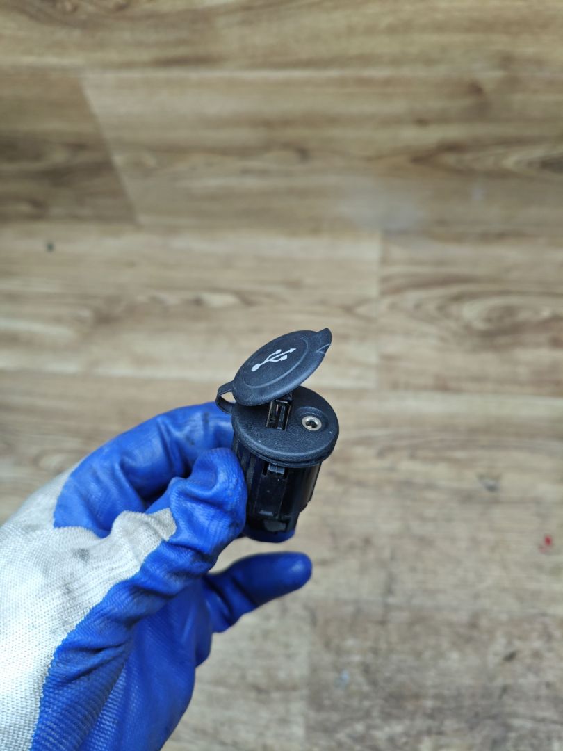 разъем AUX / USB Lada Vesta 1 поколение 2017, 1.6 л., бензин, МКПП, седан, 28023-5X00A - фото №1