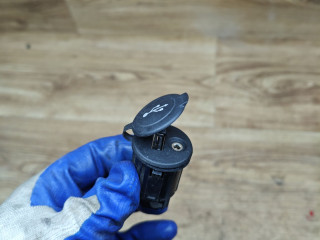 разъем AUX / USB Lada Vesta 1 поколение 2017, 1.6 л., бензин, МКПП, седан, 28023-5X00A