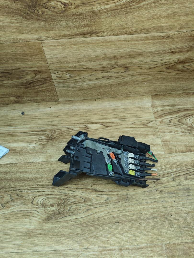 блок предохранителей Peugeot 5008 1 поколение 2011, 1.6 л., дизель, МКПП, минивэн, 9666527580 - фото №1