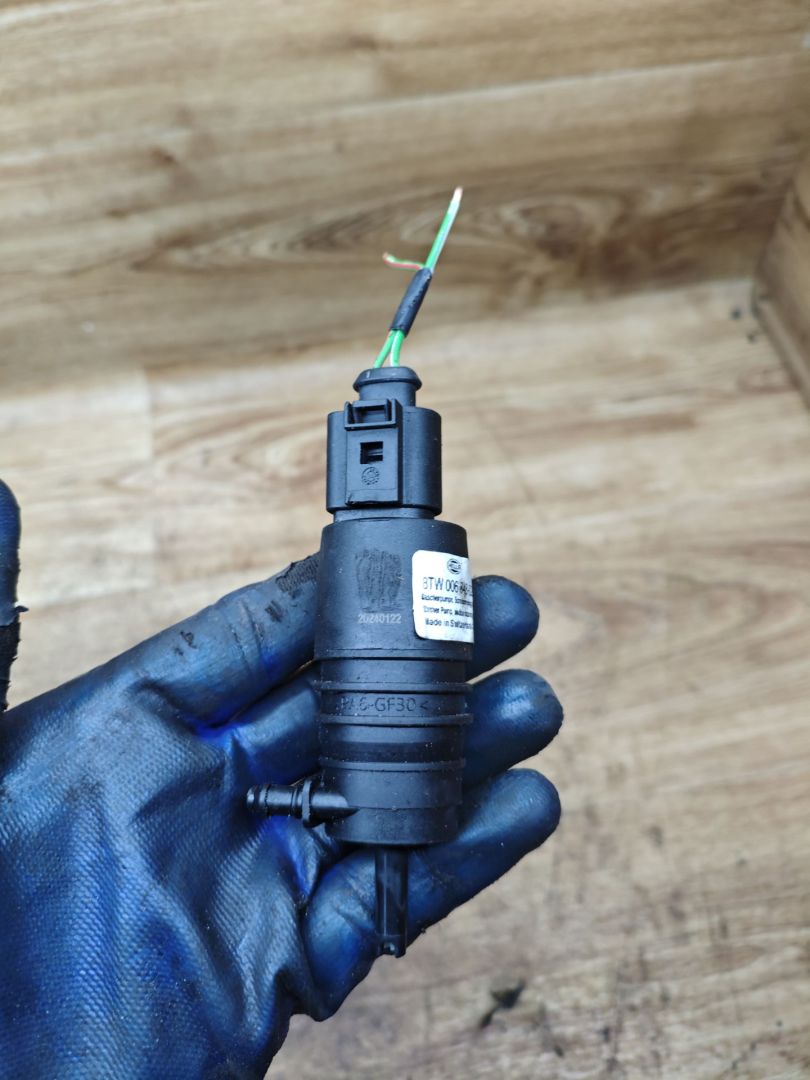 насос (моторчик) омывателя стекла Volkswagen Transporter T5 2004, 1.9 л., AXC, дизель, МКПП, микроавтобус - фото №1