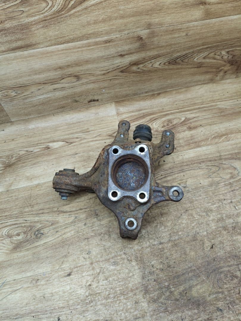 кулак задний левый Hyundai ix35 1 поколение 2012, 2.0 л., G4KD, бензин, МКПП, внедорожник 5 дв., передний привод - фото №1