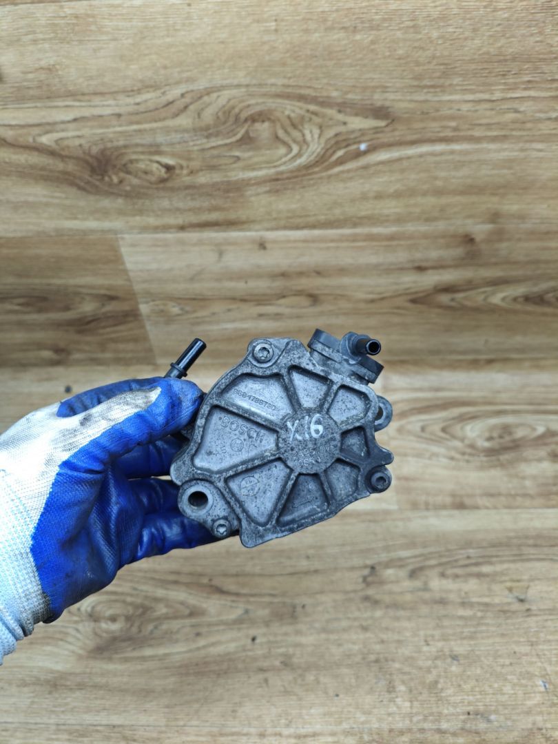 насос вакуумный Peugeot 3008 1 поколение 2011, 1.6 л., дизель, МКПП, внедорожник 5 дв., 9684786780 - фото №1