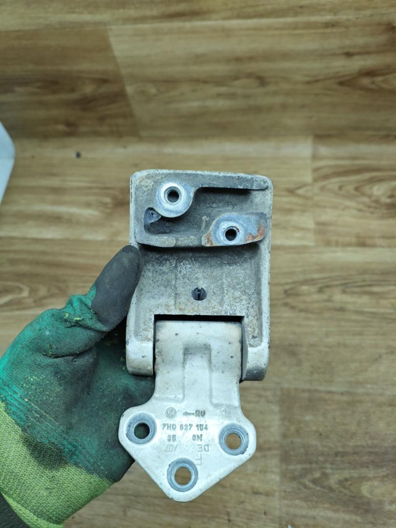 петля крышки багажника Volkswagen Transporter T5 2007, 1.9 л., BRS, дизель, МКПП, микроавтобус, 7H0827154 - фото №1