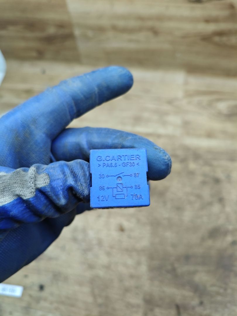 реле (прочие) Renault Duster 1 поколение 2012, 2.0 л., F4R 403, бензин, АКПП, внедорожник 5 дв., передний привод, 8200351488, 22204040 - фото №1