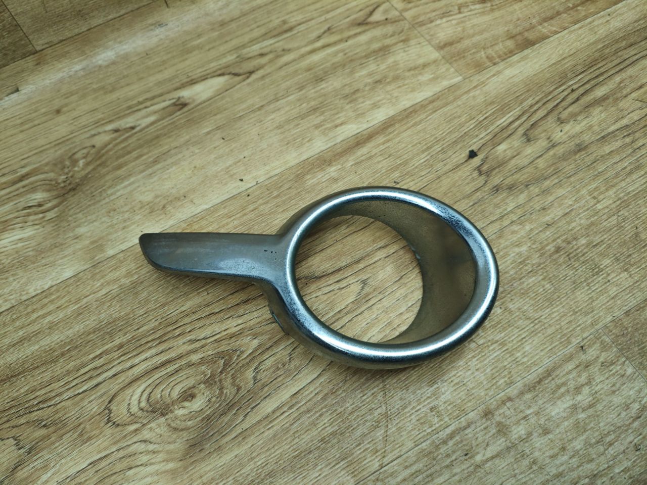 рамка фары противотуманной левой Peugeot 208 1 поколение 2012, 1.2 л., бензин, МКПП, хетчбэк 3 дв. - фото №1