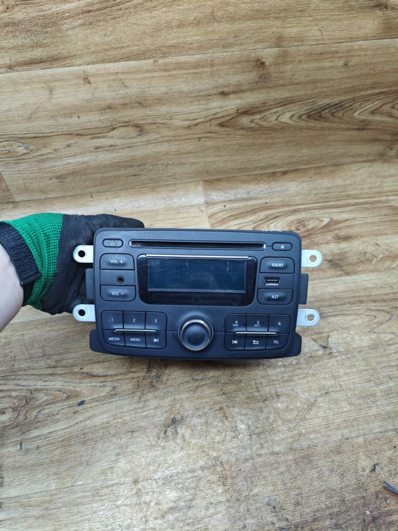 магнитола Renault Duster 1 поколение 2012, 2.0 л., F4R 403, бензин, АКПП, внедорожник 5 дв., передний привод, 281157299R - фото №1