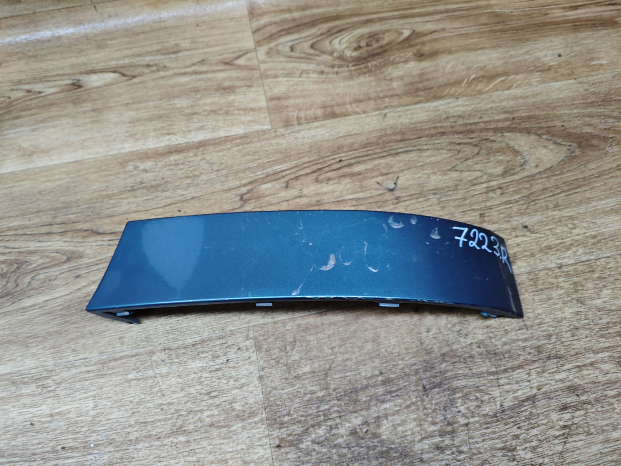 ус под фонарь правый Skoda Octavia 2 поколение (A5) 2006, 1.6 л., BGU, бензин, МКПП, лифтбэк, 1Z5813346 - фото №1