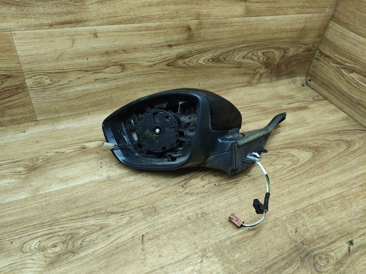 зеркало наружное левое Peugeot 208 1 поколение 2012, 1.2 л., бензин, МКПП, хетчбэк 3 дв. - фото №1