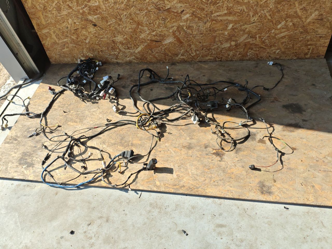 проводка салона Hyundai Solaris 1 поколение 2013, 1.6 л., G4FC, бензин, АКПП, седан, 91100-4L125, 91550-4L050, 91710-4L061, 96220-1R050 - фото №1