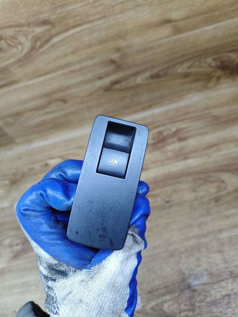 кнопка стеклоподъемника двери задней Opel Insignia 1 поколение (A) 2008, 2.0 л., A 20 DTH, дизель, МКПП, седан, 13301888 - фото №1