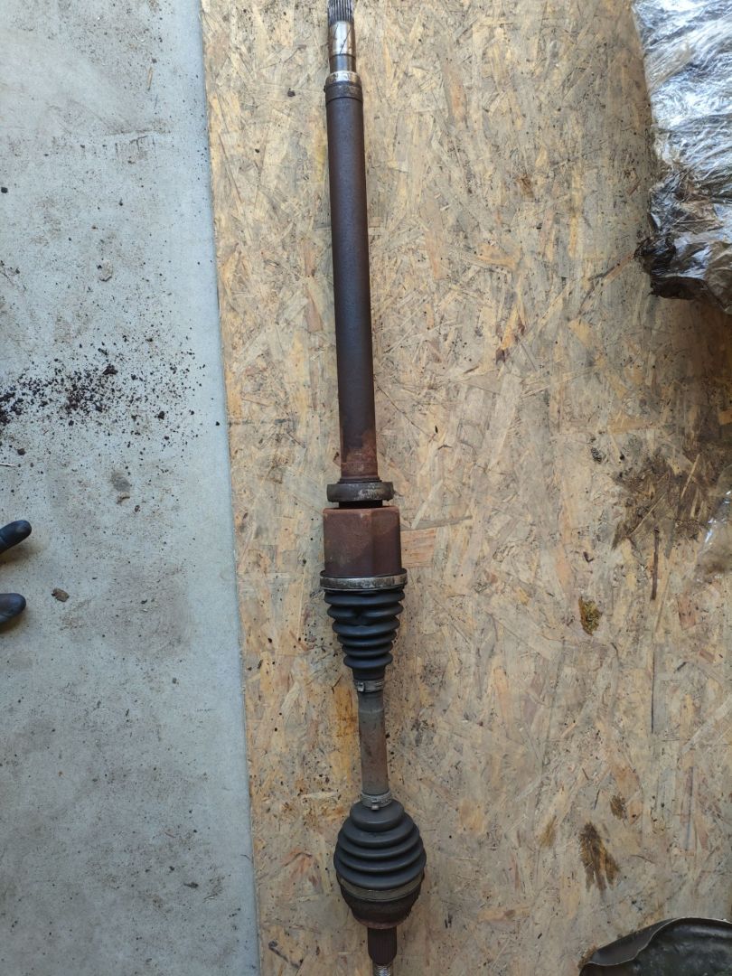полуось передняя правая (приводной вал, ШРУС) Land Rover Range Rover Evoque L538 2012, 2.2 л., 224DT, дизель, МКПП, внедорожник 5 дв. - фото №1