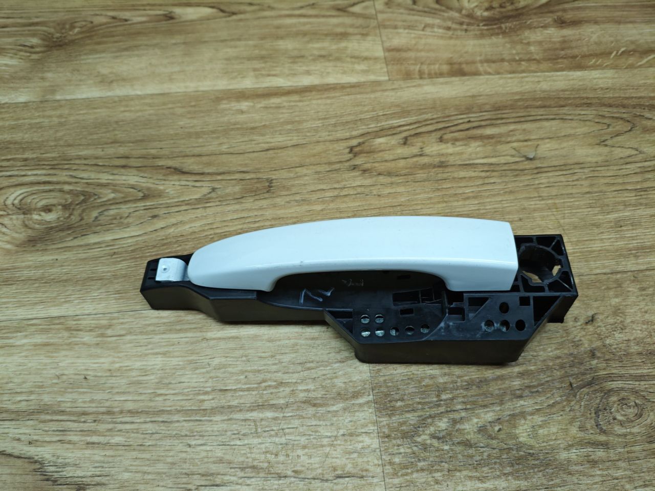 ручка наружная Lada Vesta 1 поколение 2017, 1.6 л., бензин, МКПП, седан, 8450039482 - фото №1