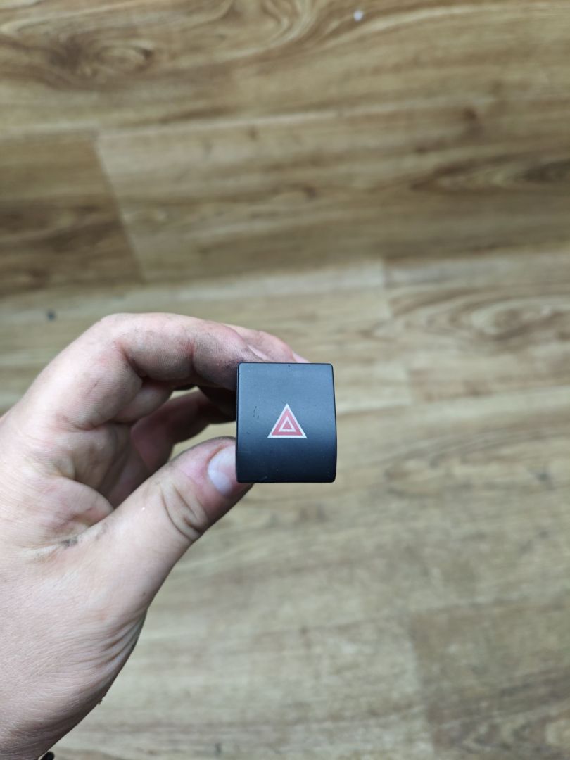 кнопка аварийной сигнализации Peugeot 3008 1 поколение 2011, 1.6 л., дизель, МКПП, внедорожник 5 дв., 96652440XT - фото №1