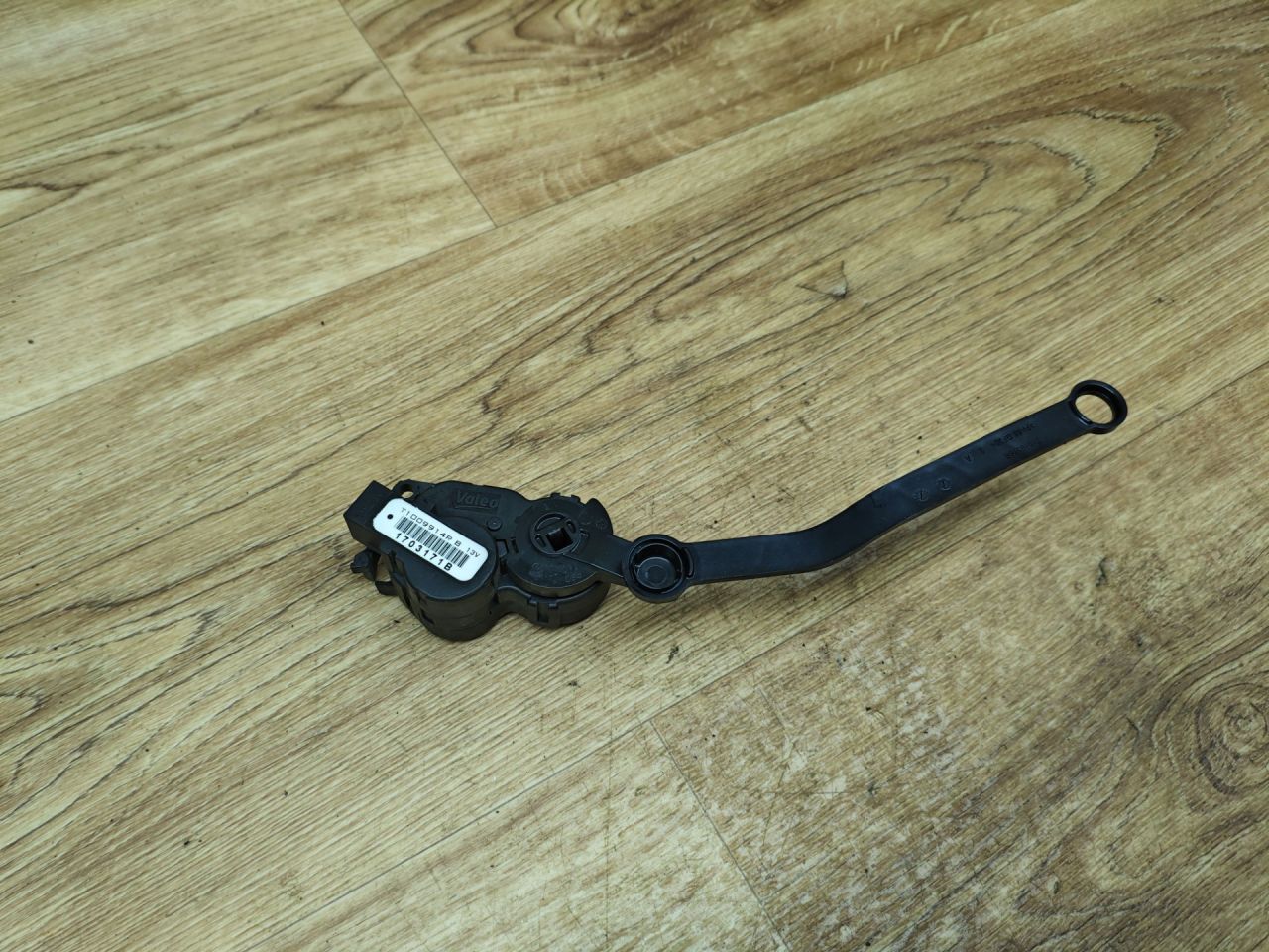 моторчик заслонки печки Lada Vesta 1 поколение 2017, 1.6 л., бензин, МКПП, седан, T1009914PB, 1703171B - фото №1