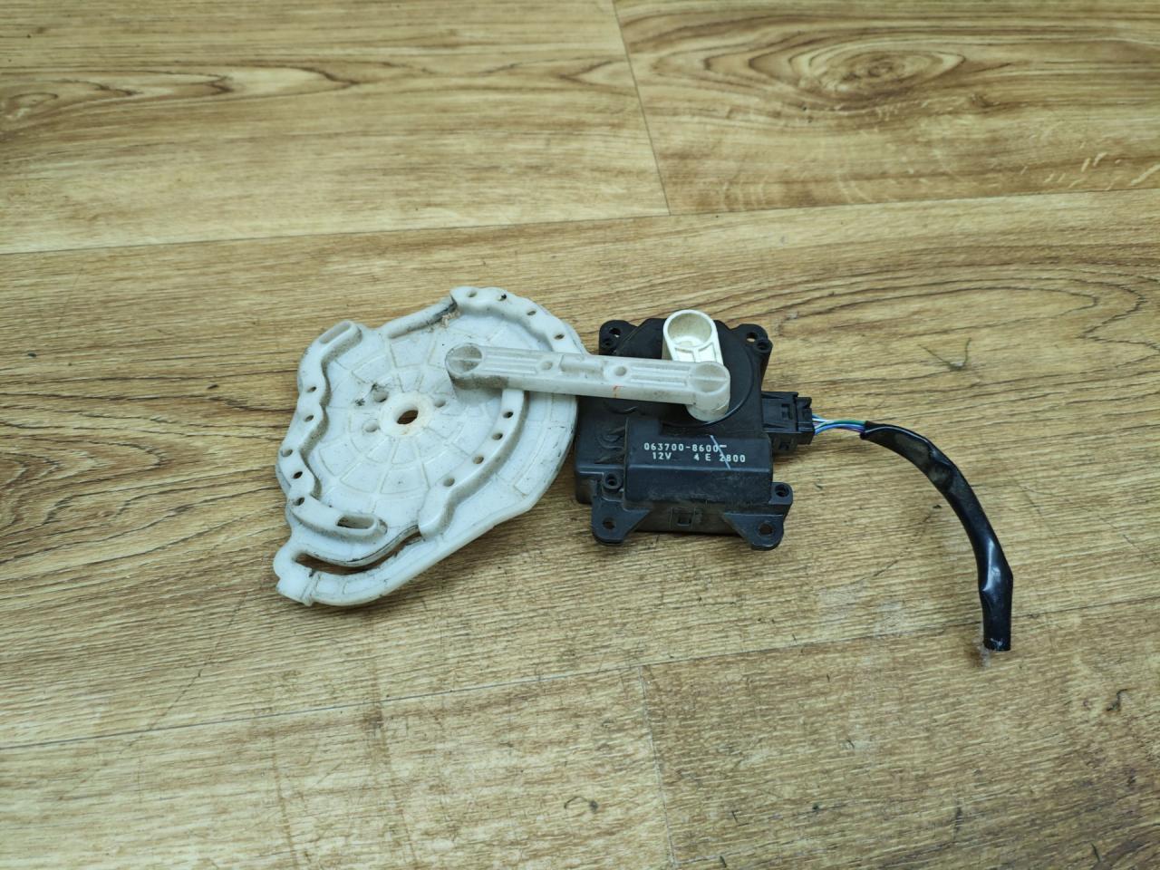 моторчик заслонки печки Toyota Avensis Verso 1 поколение 2003, 2.0 л., дизель, МКПП, минивэн, 063700-8600 - фото №1