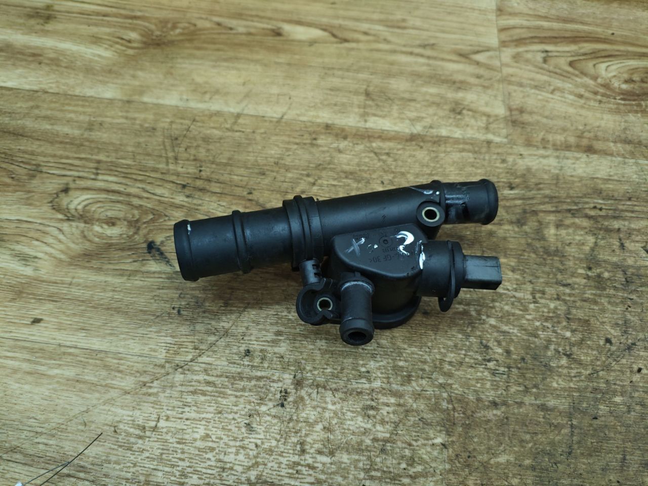 фланец (тройник) системы охлаждения Volkswagen Transporter T5 2004, 1.9 л., AXC, дизель, МКПП, микроавтобус, 038121133 - фото №1