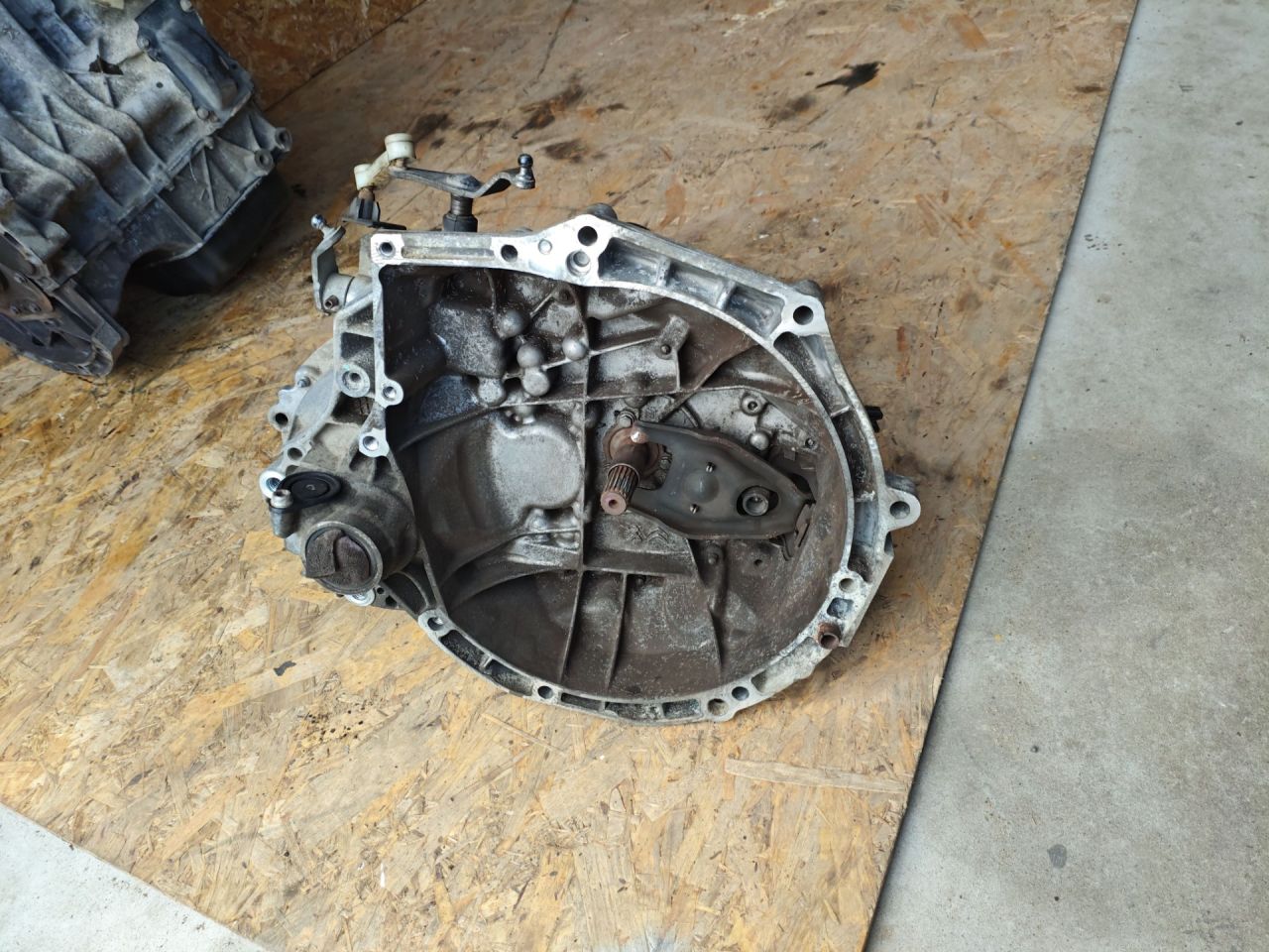 КПП механическая (МКПП) Peugeot 208 1 поколение 2012, 1.2 л., бензин, МКПП, хетчбэк 3 дв., 20CR03 - фото №1