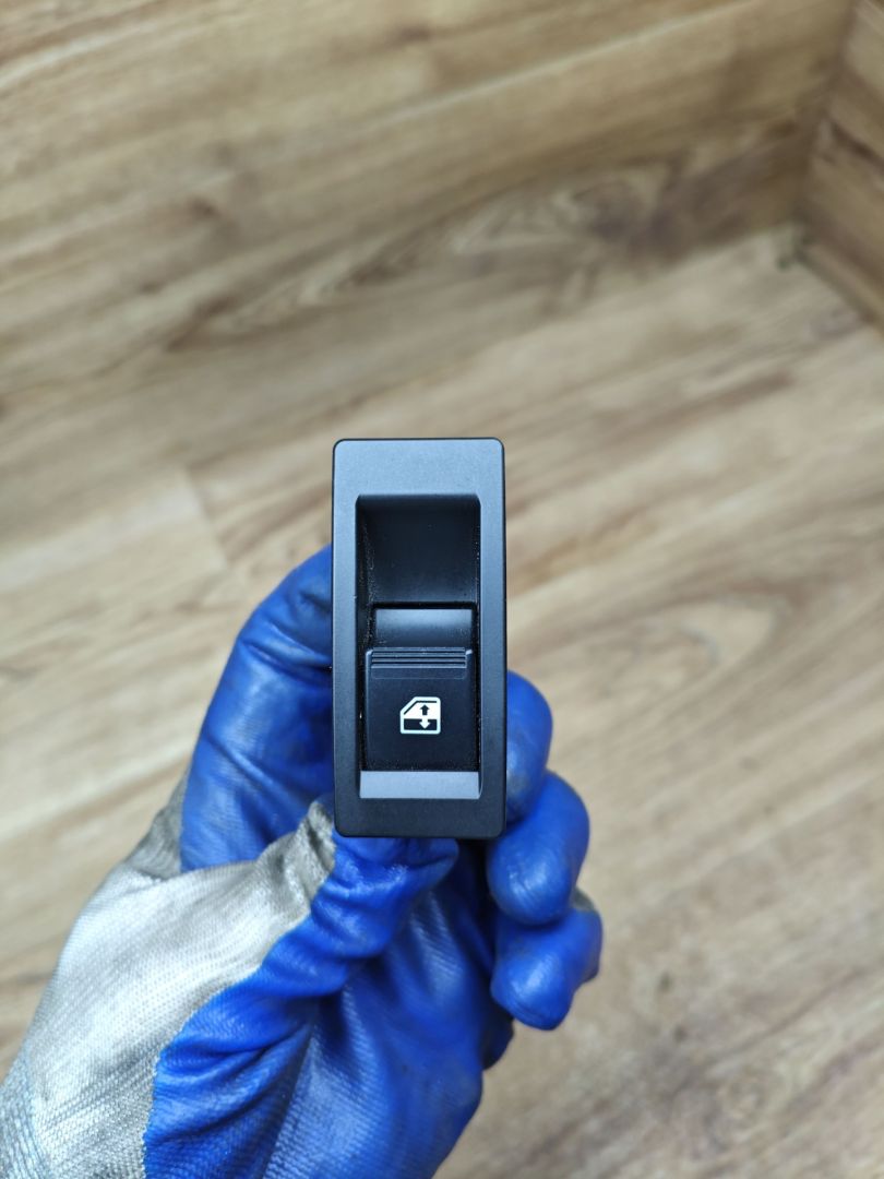 кнопка стеклоподъемника двери задней Lada Vesta 1 поколение 2017, 1.6 л., бензин, МКПП, седан, 8450006925 - фото №1