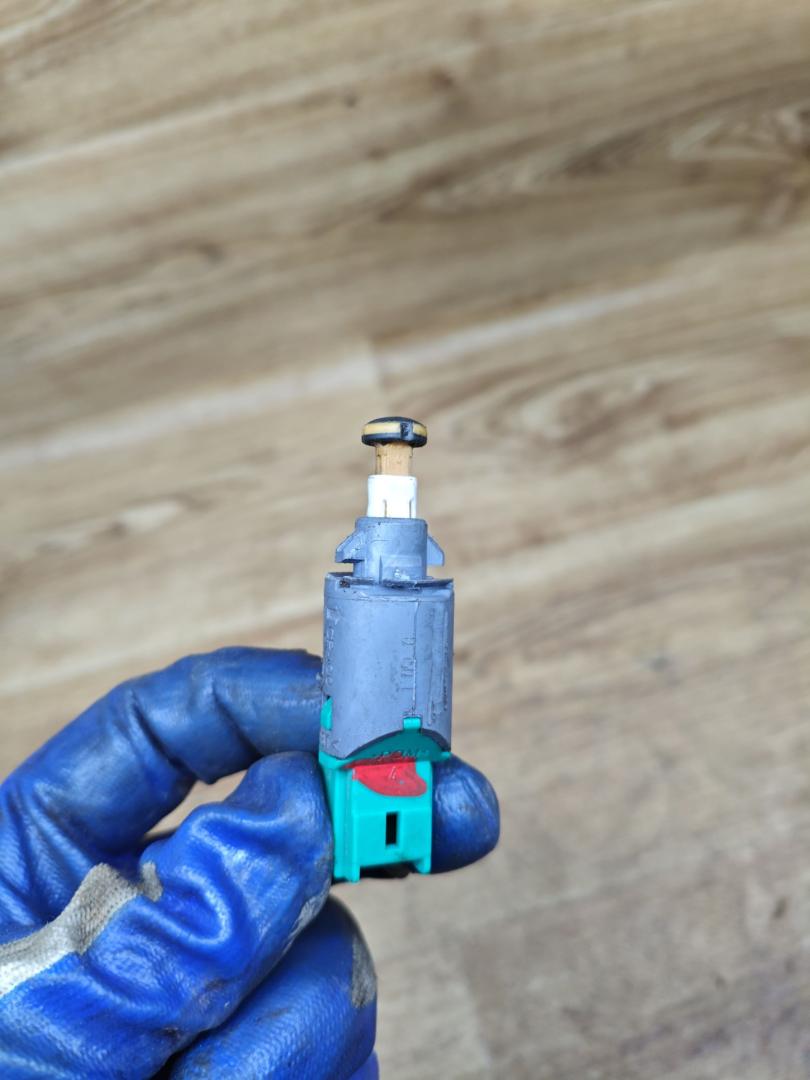 Датчик педали тормоза (лягушка) Lada Vesta 1 поколение 2017, 1.6 л., бензин, МКПП, седан - фото №1