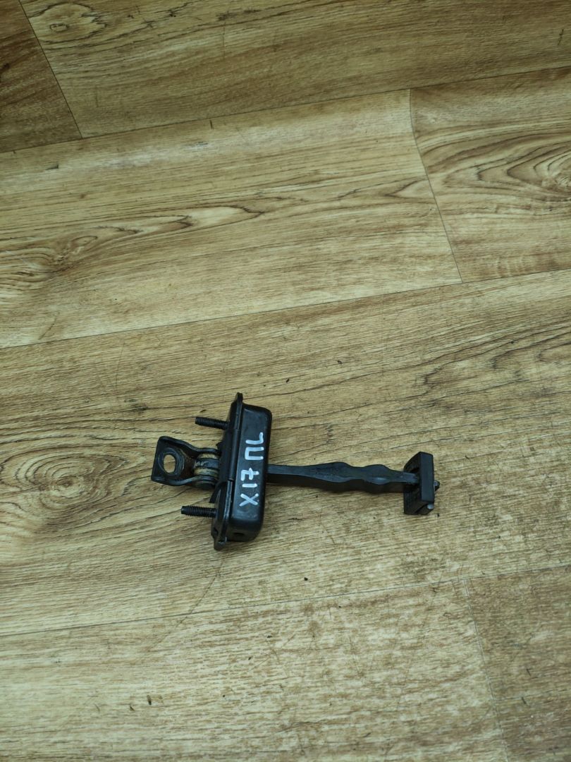 ограничитель открывания двери Peugeot 208 1 поколение 2012, 1.2 л., бензин, МКПП, хетчбэк 3 дв. - фото №1