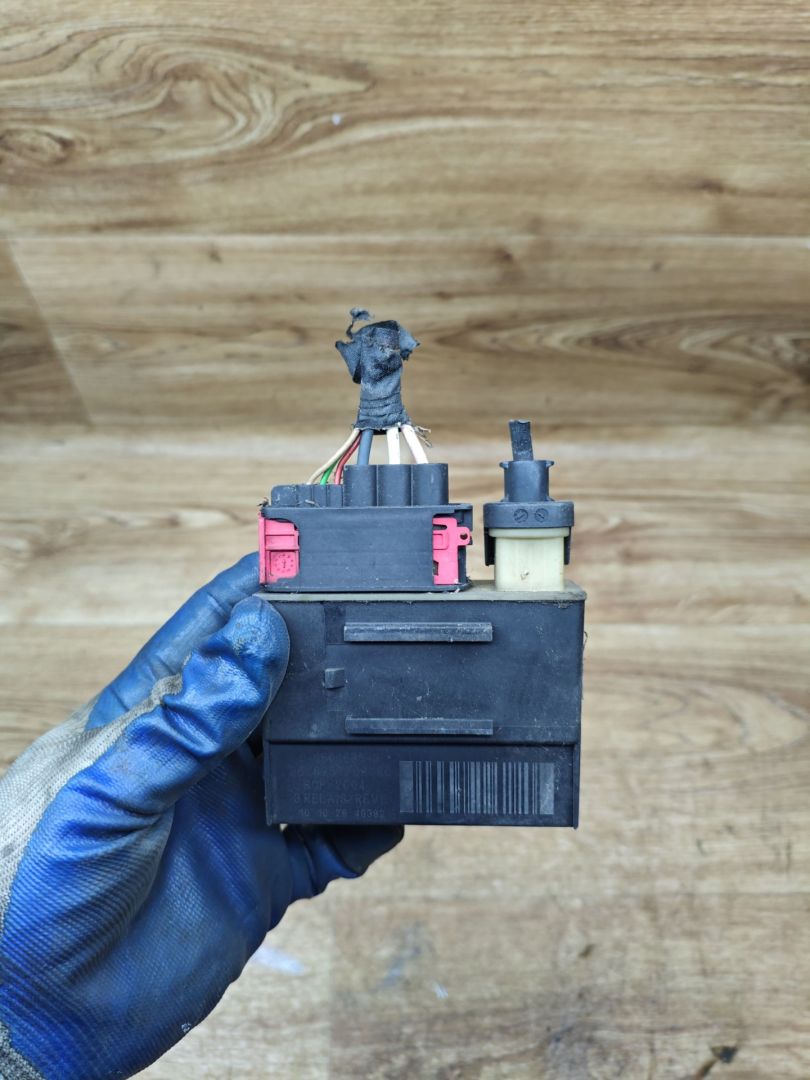 реле накала свечей Peugeot 3008 1 поколение 2011, 1.6 л., дизель, МКПП, внедорожник 5 дв., 9662570880 - фото №1