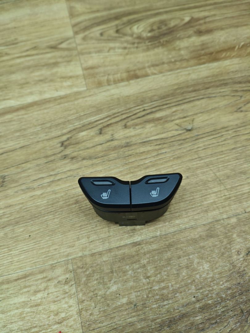 кнопка обогрева сидений Lada Vesta 1 поколение 2017, 1.6 л., бензин, МКПП, седан, 8450006926 - фото №1