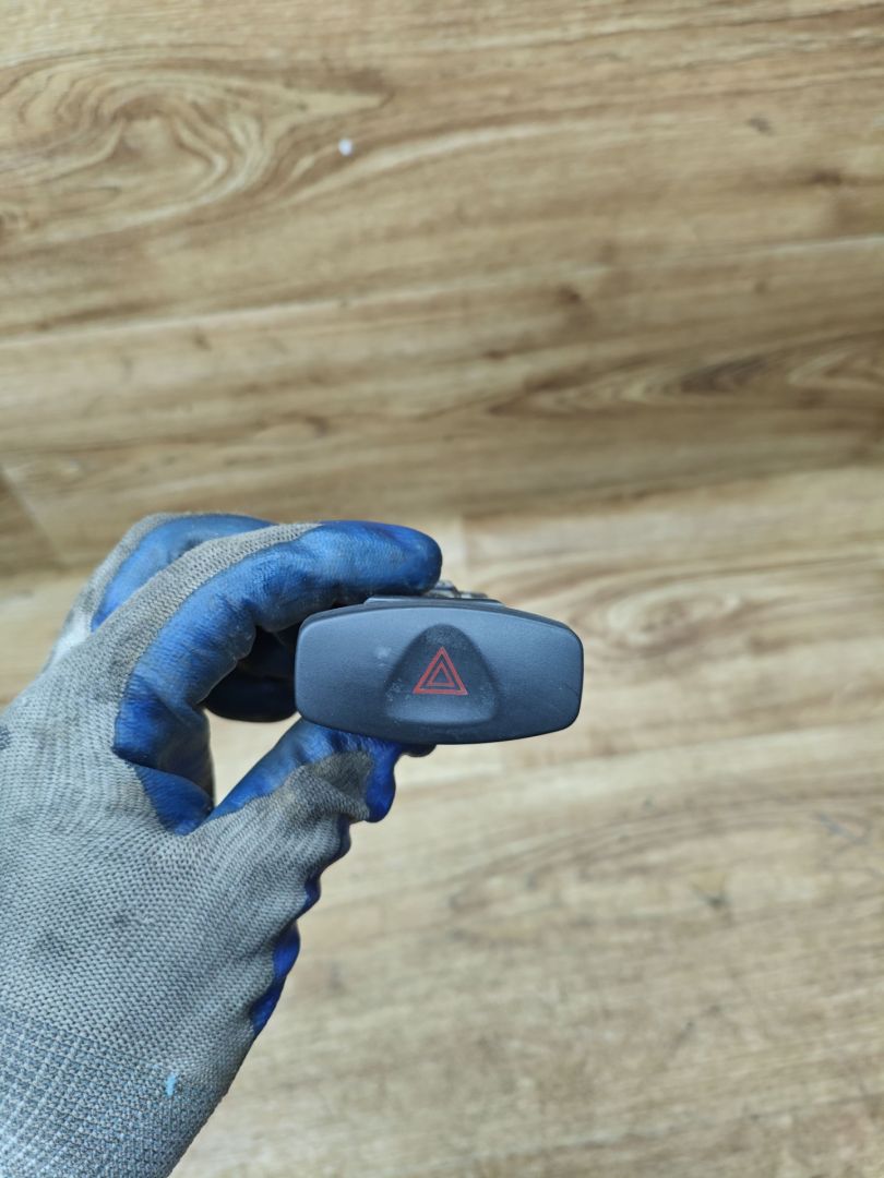 кнопка аварийной сигнализации Renault Duster 1 поколение 2012, 2.0 л., F4R 403, бензин, АКПП, внедорожник 5 дв., передний привод - фото №1