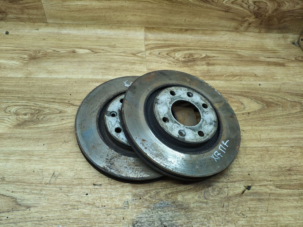 диск тормозной передний Peugeot 208 1 поколение 2012, 1.2 л., бензин, МКПП, хетчбэк 3 дв. - фото №1