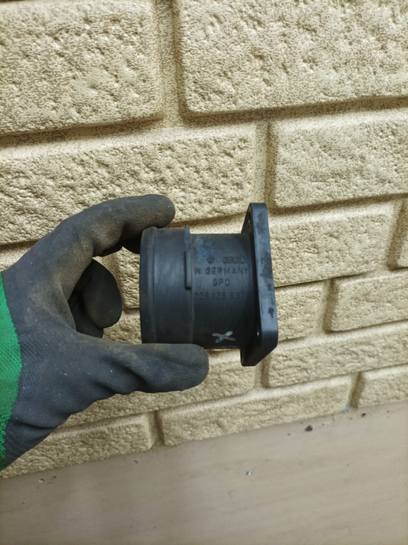 фланец (тройник) системы охлаждения Volkswagen Transporter T4 1996, 2.4 л., AAB, дизель, МКПП, микроавтобус, 028129637C - фото №1