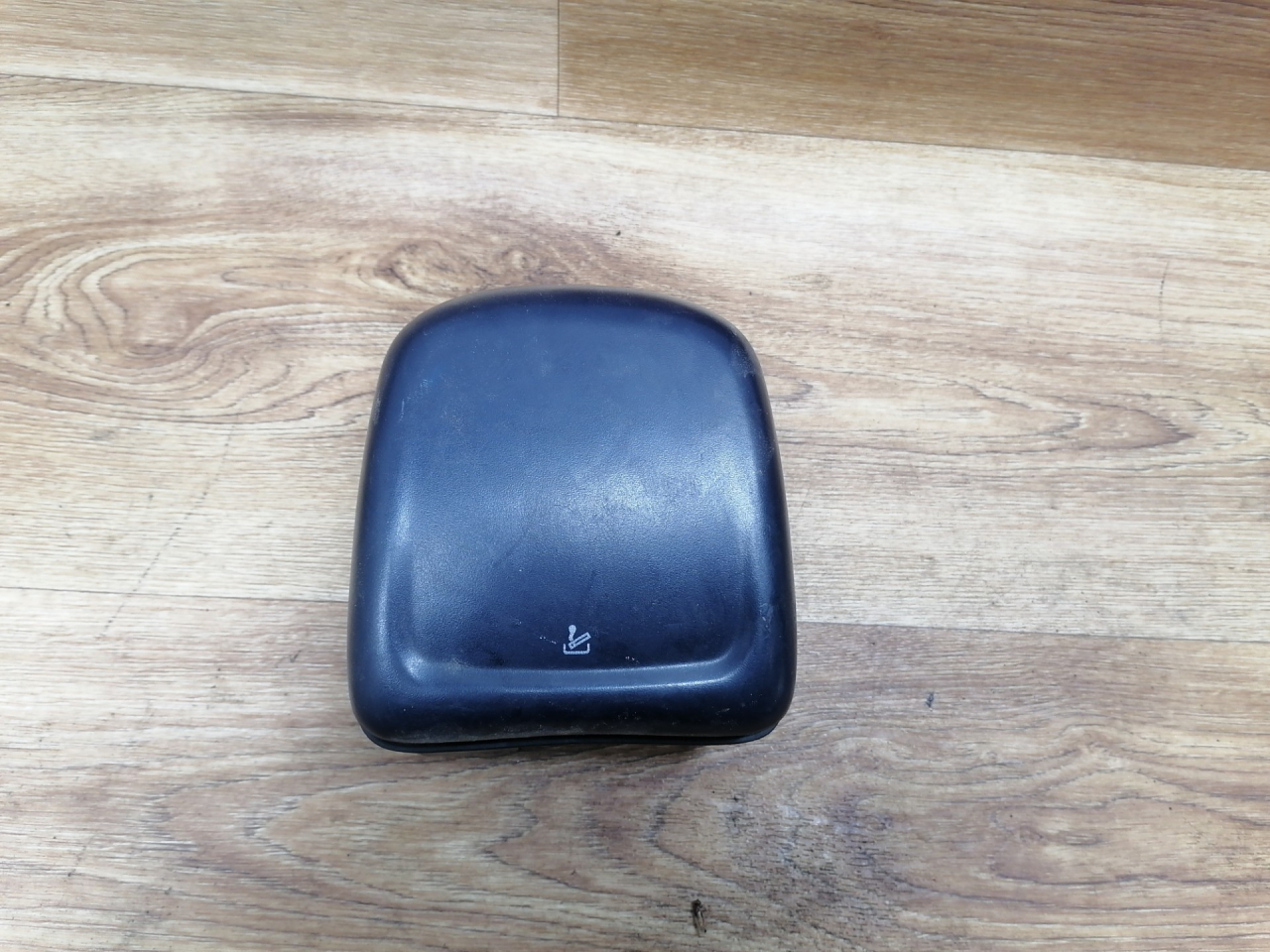 пепельница Volkswagen Sharan 1 поколение 1995, 2.0 л., ADY, бензин, МКПП, минивэн, 7M0857961D - фото №1