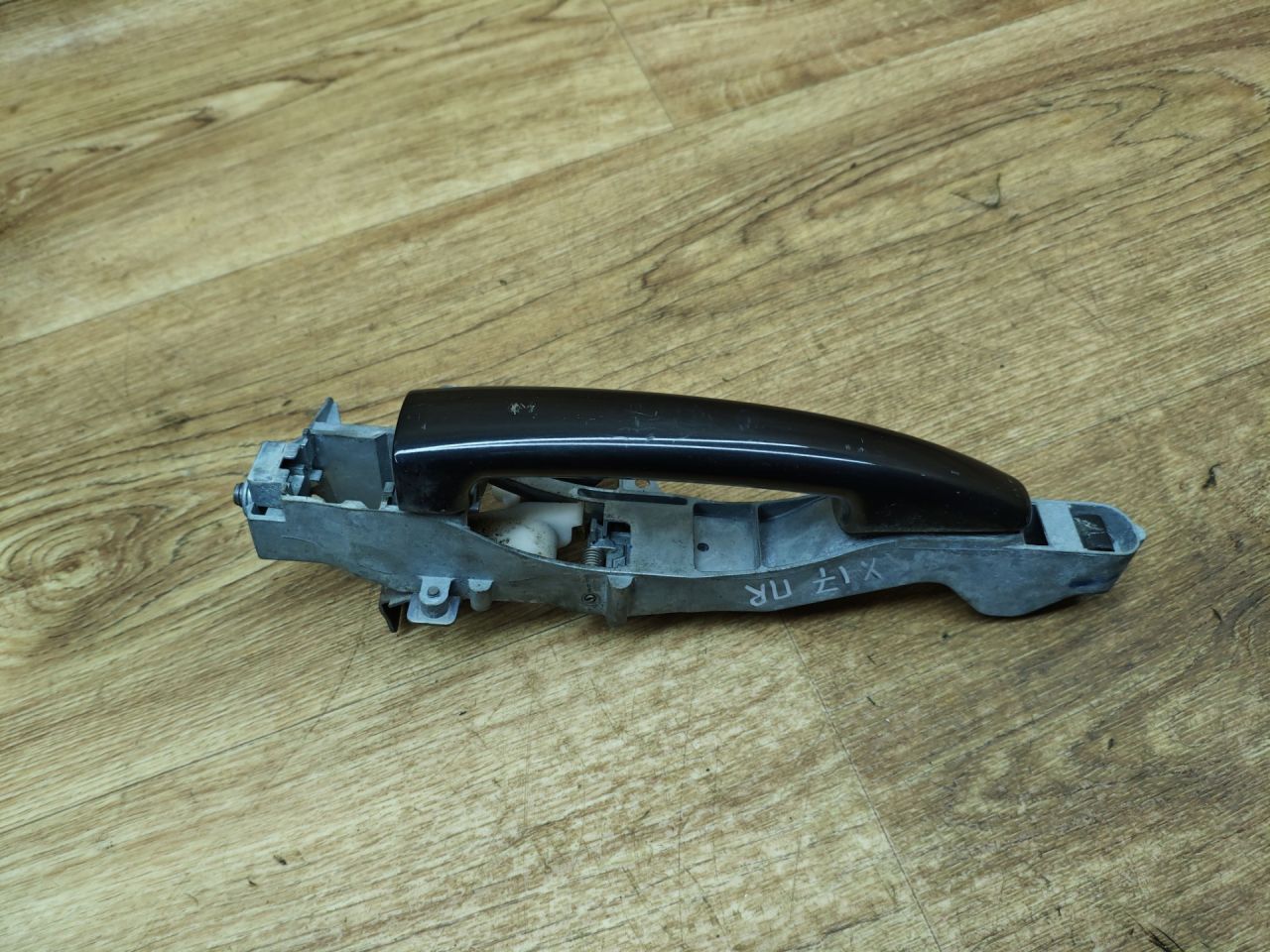 ручка наружная Peugeot 208 1 поколение 2012, 1.2 л., бензин, МКПП, хетчбэк 3 дв. - фото №1