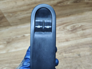 блок управления стеклоподъемниками Renault Duster 1 поколение 2012, 2.0 л., F4R 403, бензин, АКПП, внедорожник 5 дв., передний привод