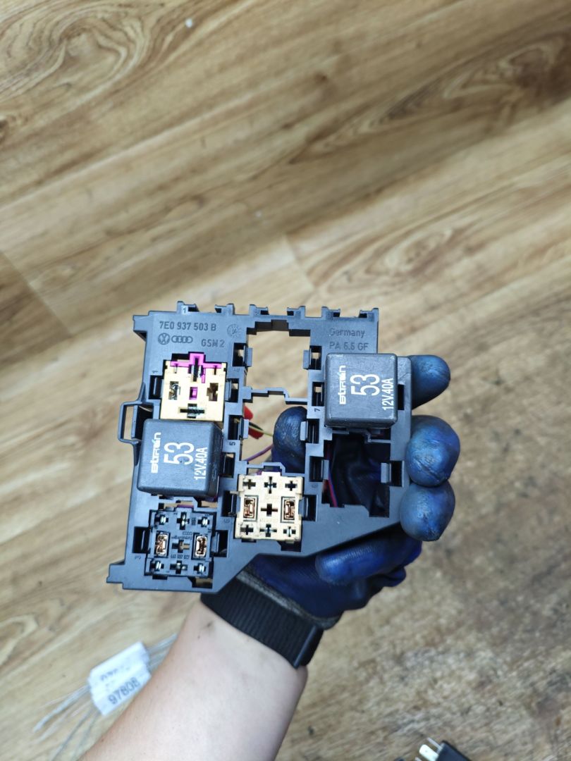 блок предохранителей Volkswagen Transporter T5 2004, 1.9 л., AXC, дизель, МКПП, микроавтобус, 141951253B, 7E0937503B - фото №1