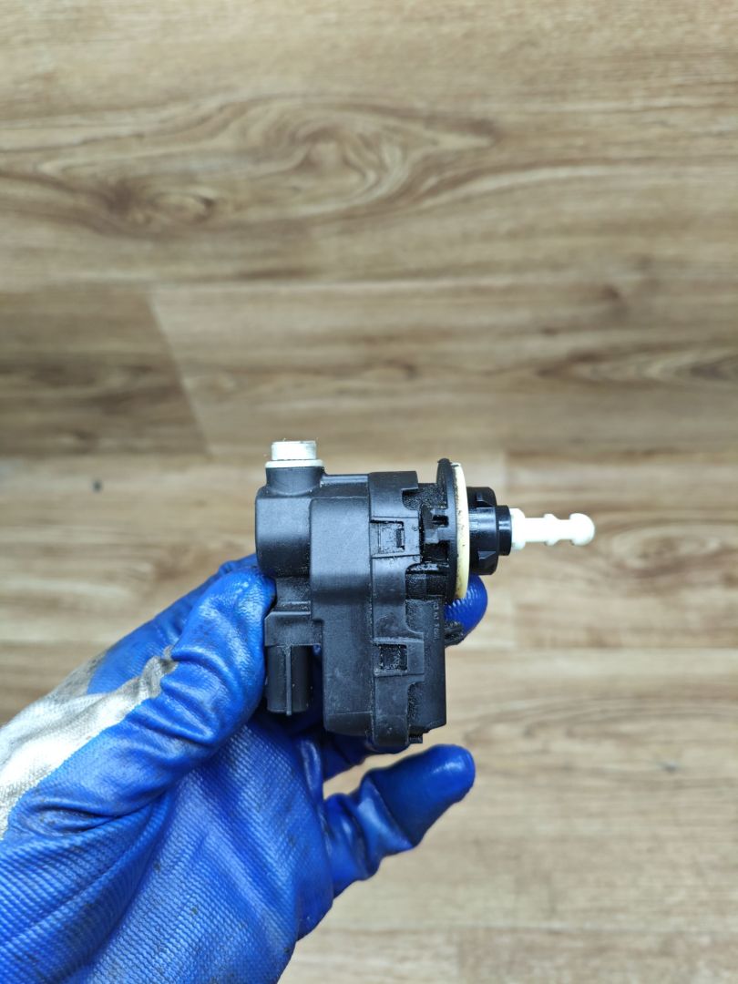 корректор фар Lada Vesta 1 поколение 2017, 1.6 л., бензин, МКПП, седан, 260567357R - фото №1