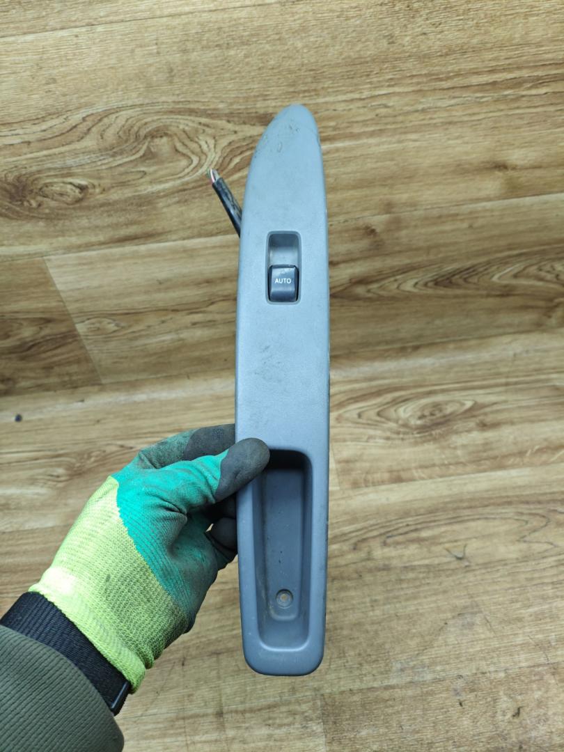 кнопка стеклоподъемника двери Toyota Avensis Verso 1 поколение 2003, 2.0 л., дизель, МКПП, минивэн, 84030-44020 - фото №1