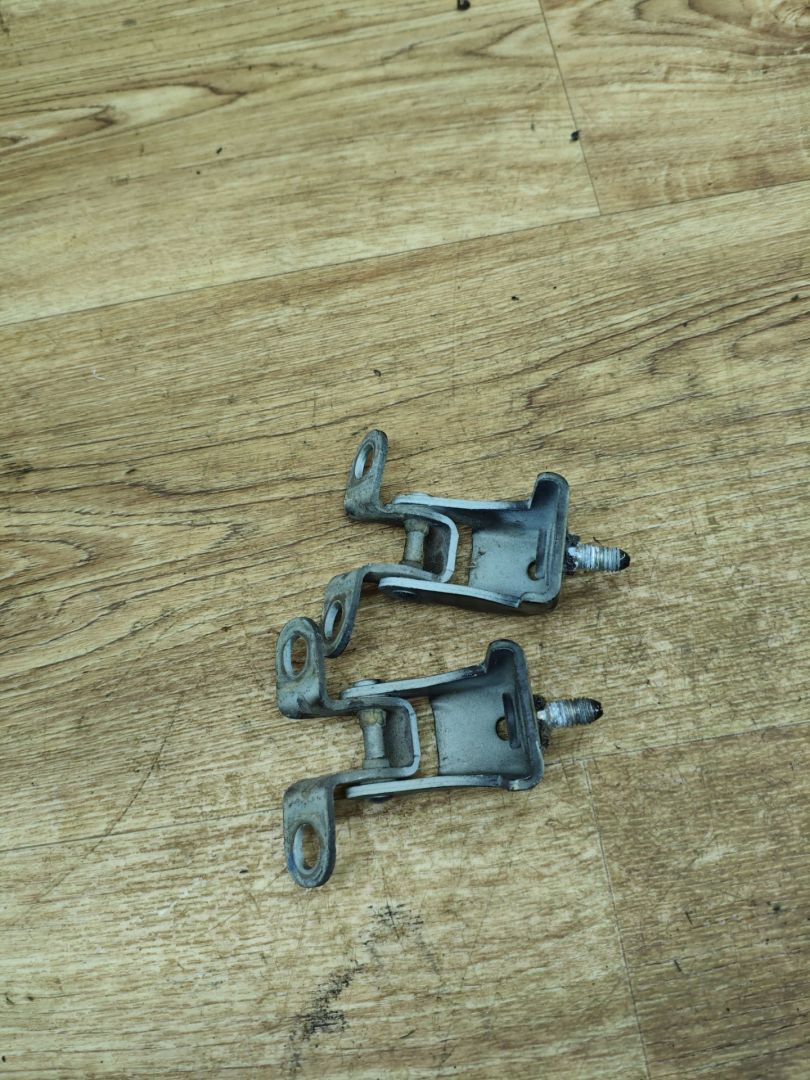 петля крышки багажника Peugeot 208 1 поколение 2012, 1.2 л., бензин, МКПП, хетчбэк 3 дв., 9801087880 - фото №1