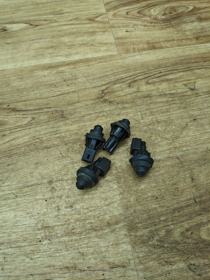 концевик дверной Renault Duster 1 поколение 2012, 2.0 л., F4R 403, бензин, АКПП, внедорожник 5 дв., передний привод, 7700427640B - фото №1