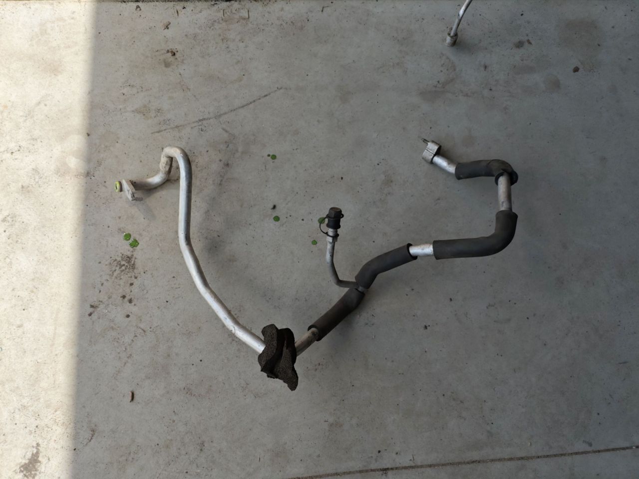 трубка кондиционера Land Rover Range Rover Evoque L538 2012, 2.2 л., 224DT, дизель, МКПП, внедорожник 5 дв., BJ3219A834AD - фото №1