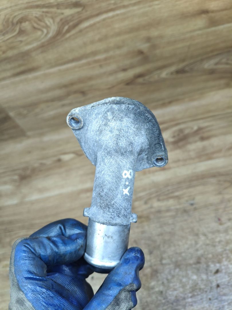 корпус термостата Toyota Corolla 9 поколение (E120/E130) 2002, 1.4 л., 4ZZ-FE, бензин, МКПП, хетчбэк 5 дв. - фото №1