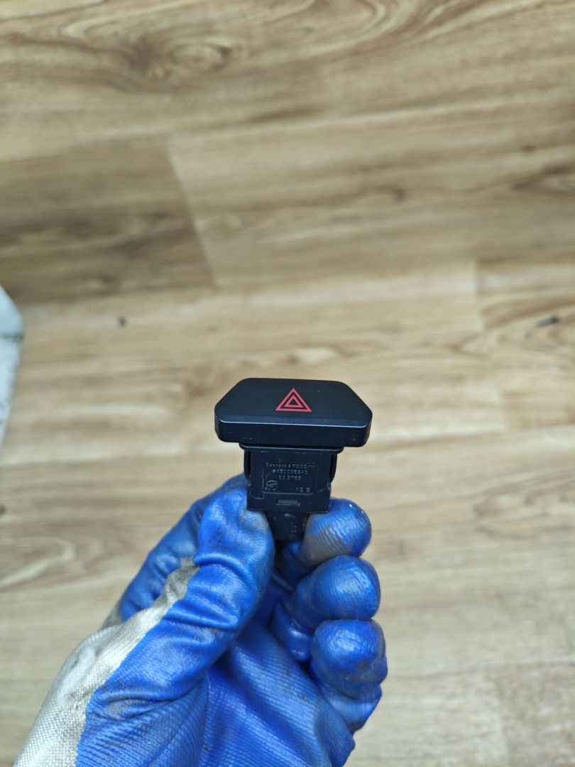 кнопка аварийной сигнализации Lada Vesta 1 поколение 2017, 1.6 л., бензин, МКПП, седан, 8450006940 - фото №1